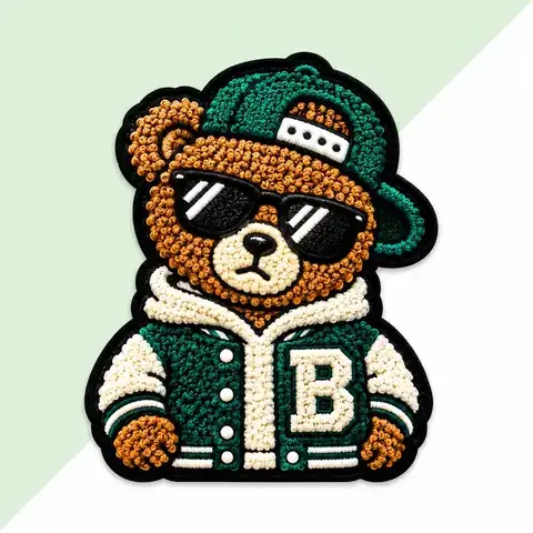 Chenille-Patch eines Teddys in grüner College-Jacke mit Cap und Sonnenbrille